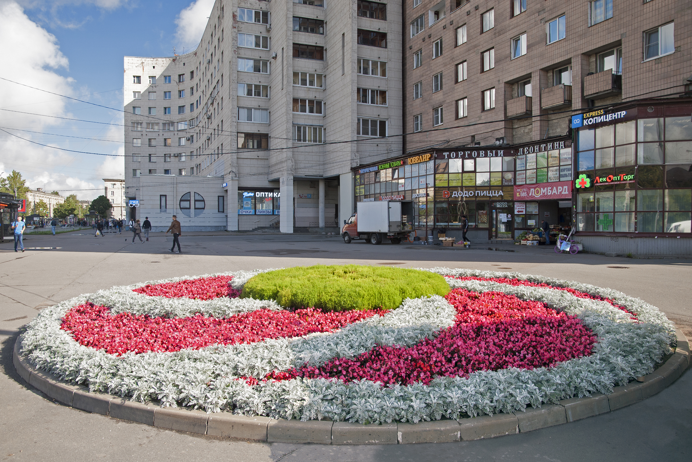 Пр. Непокорённых (у ст. м. «Площадь Мужества»)